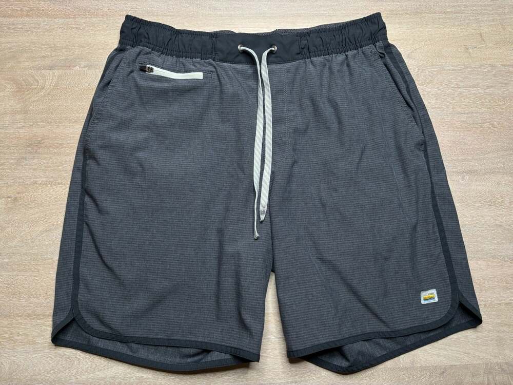 Vuori Banks Shorts Men's 7" Inseam in Gray Stripes Size Medium